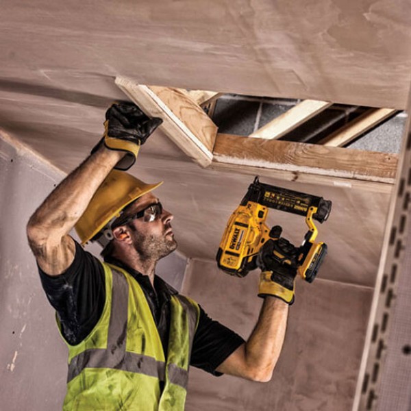 Пістолет цвяхів акумуляторний бесщеточний DeWALT DCN680NT