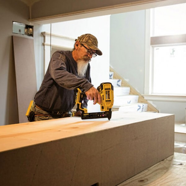 Степлер скобозабивні акумуляторний бесщеточний DeWALT DCN681N