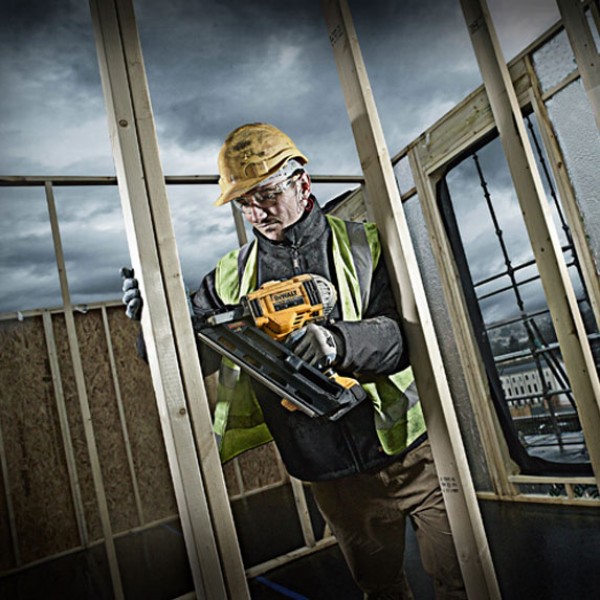 Пістолет цвяхів акумуляторний бесщеточний DeWALT DCN692N