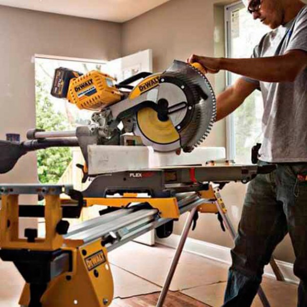 Пила торцовочная аккумуляторная DeWALT DHS780N