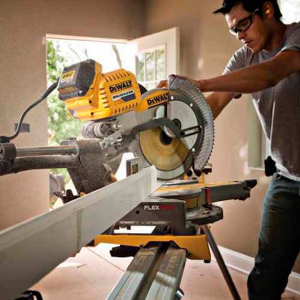 Пила торцовочная аккумуляторная DeWALT DHS780N